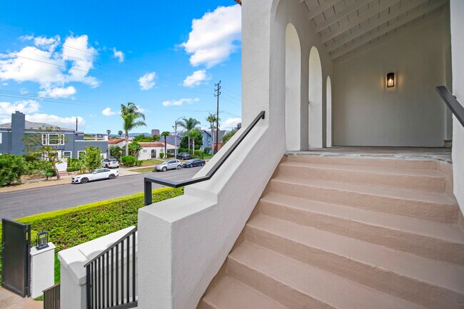 1148 S Stanley Ave unit Upper, Los Angeles, CA 90019 - photo 4