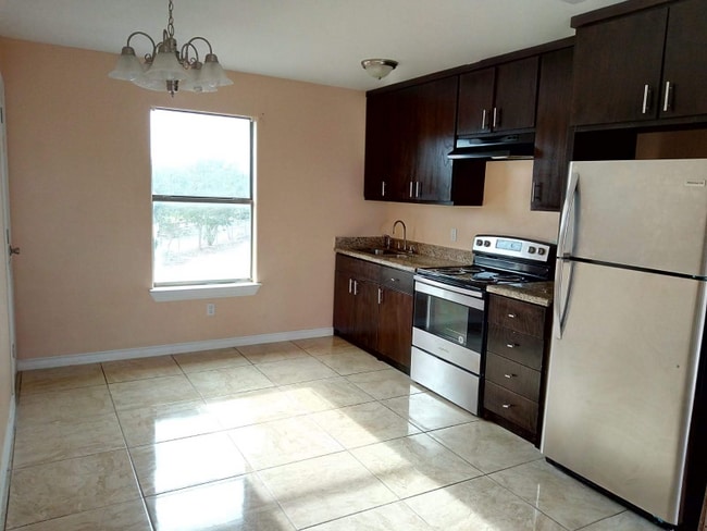 1302 Quitaca Dr unit B copy, Edinburg, TX 78541 - photo 2