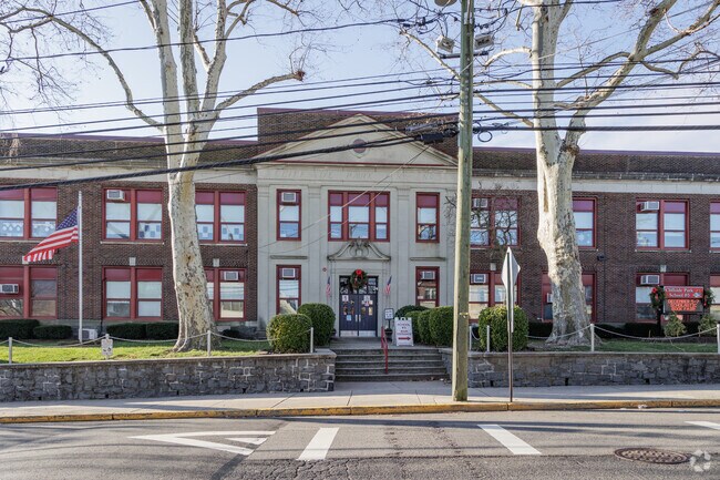 Cliffside Park School #5 in Cliffside Park, NJ has  a student-teacher ratio of 11 to 1.