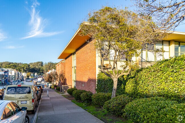 Jefferson Elementary fronts busy 19th Ave.