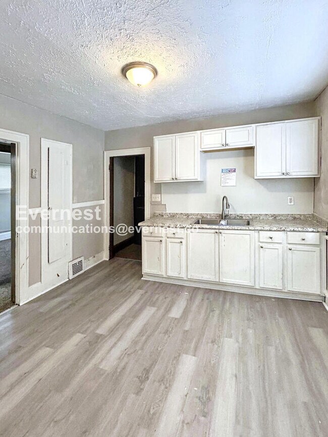 12110 Lenacrave Ave unit 2, Cleveland, OH 44105 - photo 4