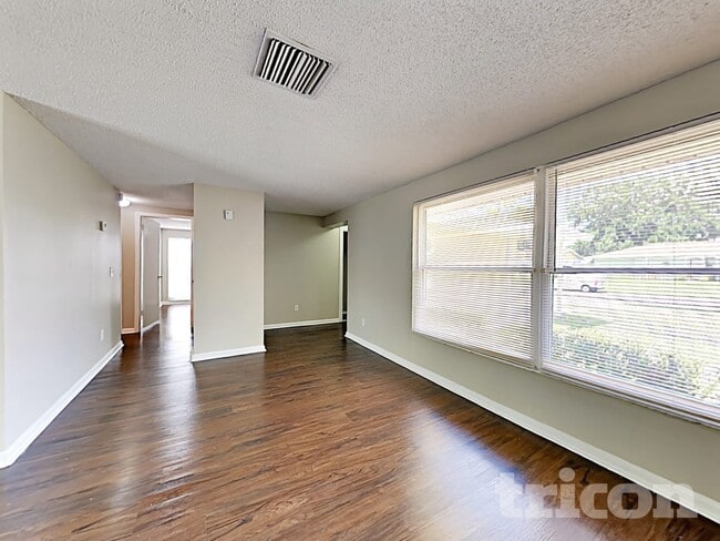 8508 Woodhurst Dr, Tampa, FL 33615 - photo 3