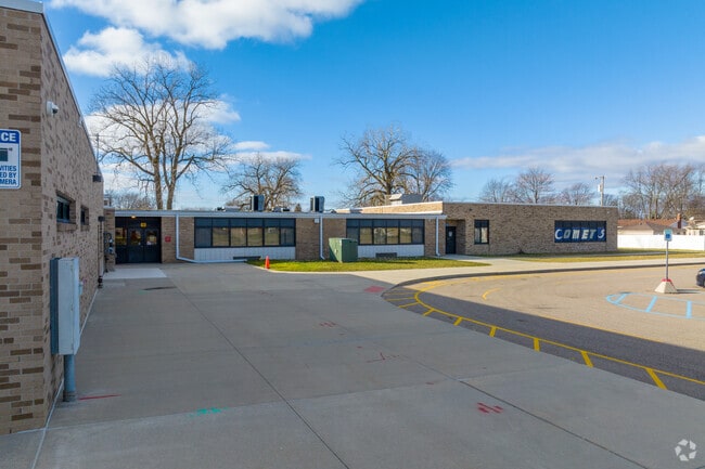 Mark Twain Elementary School circular drop off and pickup.