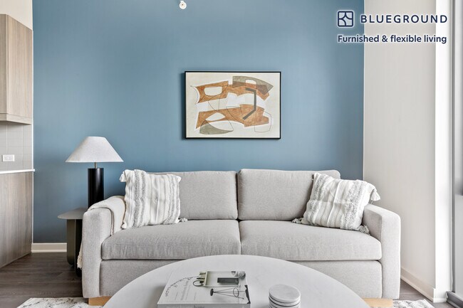 730 W Couch Place unit FL21-ID780, Chicago, IL 60661 - photo 2