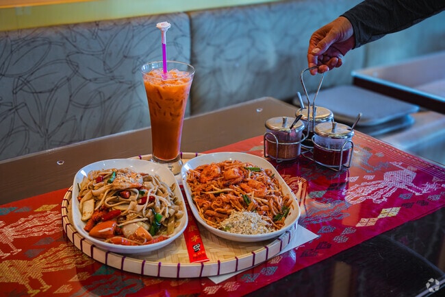 Lincoln Oaks residents can enjoy amazing food at Thai Lau Restaurant.