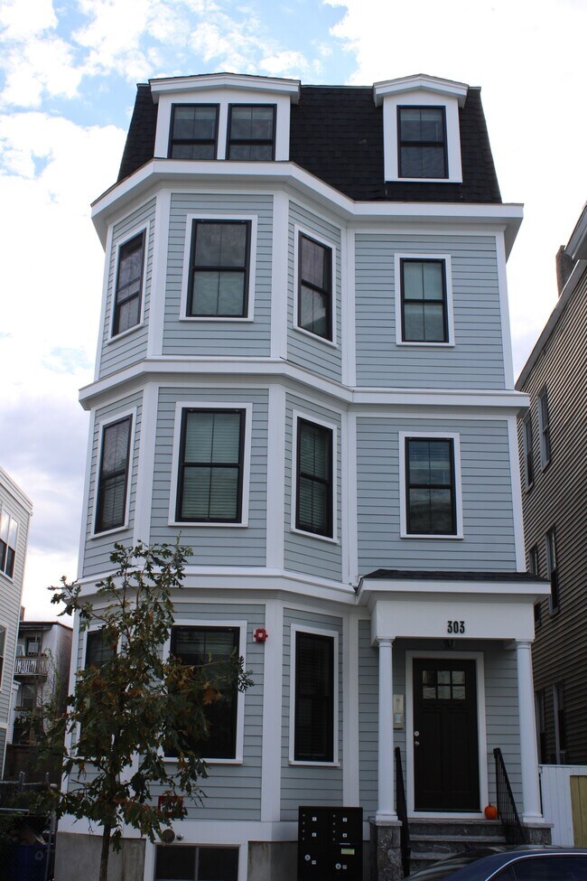 303 Maverick St, Boston, MA 02128