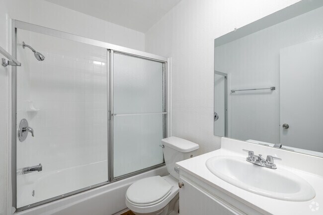 2BR, 2BA - 820SF - Bathroom