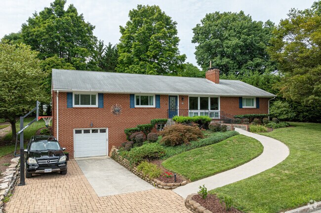 Ranch-style homes are typical around the Apperson-Dickerson neighborhood.