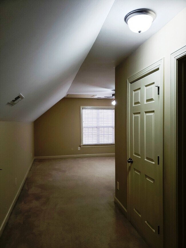 3rd floor bonus, one bedroom & bath