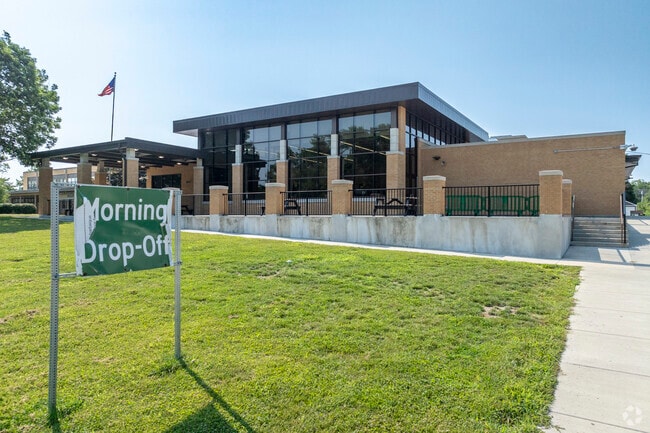 Benjamin Franklin Middle School has 713 students in grades 6-8 with a student-teacher ratio of 1