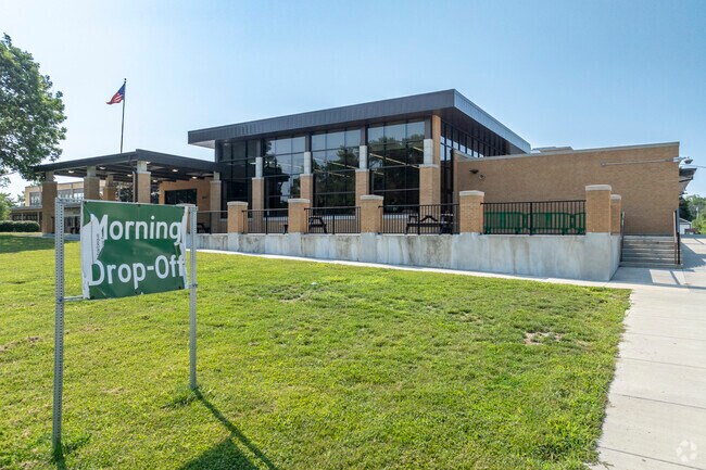 Benjamin Franklin Middle School has 713 students in grades 6-8 with a student-teacher ratio of 1