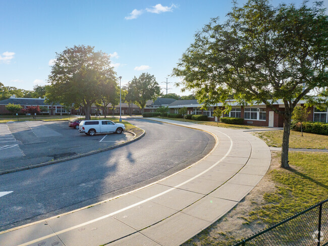 Waverly Elementary School large drive way for easy drop off and pick up.