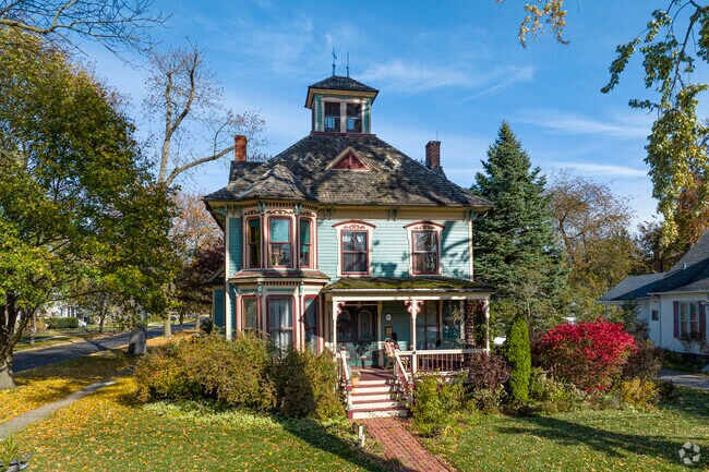Victorian-inspired homes from the 1800s add unique charm to Chicago West.