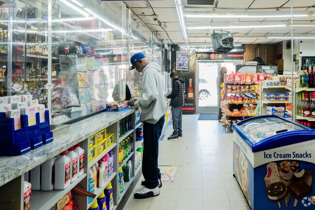 Diamond Dot is a popular grocery store in Krainz Woods.