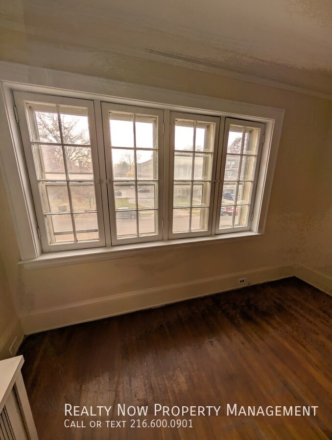 2453 Overlook Rd unit 3, Cleveland Heights, OH 44106 - photo 1