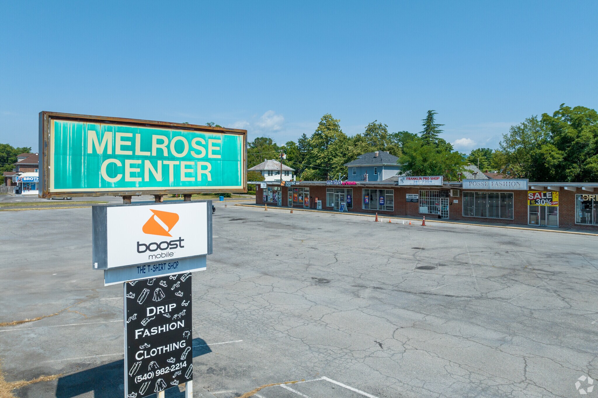 Melrose Center in Melrose-Rugby features local and chain stores.