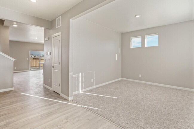 95 N Vandriver Place unit 36210325, Aurora, CO 80018 - photo 5