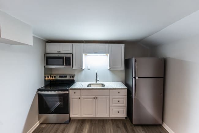 586 Oakside Dr SW unit B, Atlanta, GA 30331 - photo 2