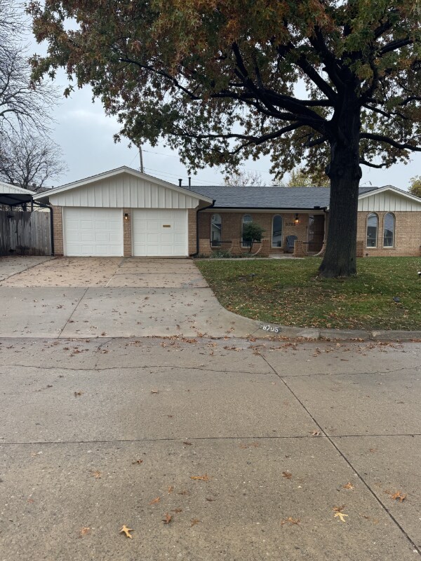 8705 Lakeaire Dr, Oklahoma City, OK 73132 - photo 1