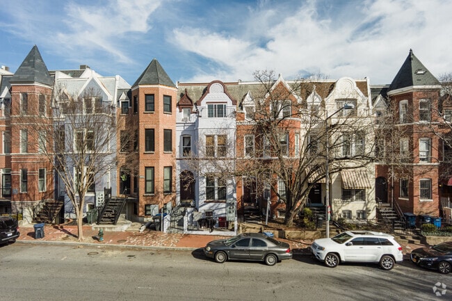 Row homes line the streets of Mount Vernon Square.