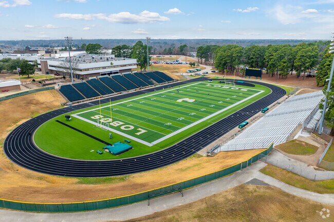 Longview High School’s football team practices at Lobo Stadium, a premier venue with a capacity of 9,215, featuring Matrix® Turf with Helix Technology.