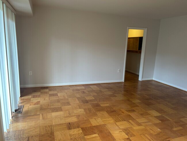 10613 Weymouth St 101, Bethesda, MD 20814 - photo 5