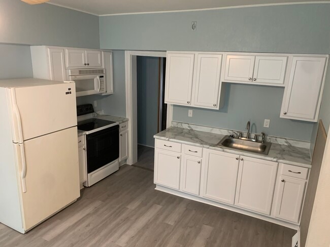 1103 W 9th St unit 9th St DOWN, Lorain, OH 44052 - photo 2