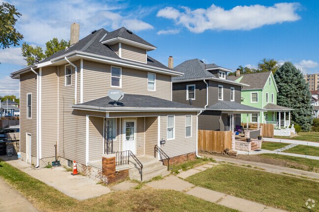 Bedford Place consists of several blocks with lines of American Foursquares in every color.