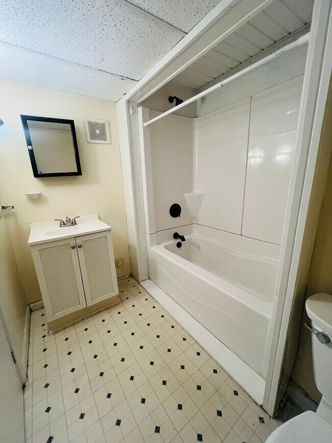 207 S Union St unit 207 1/2 South Union, Burlington, VT 05401 - photo 4