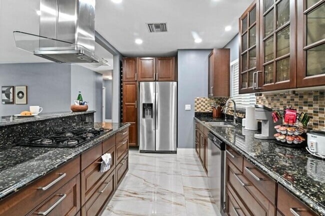 620 Camellia Ct, Plantation, FL 33317 - photo 4