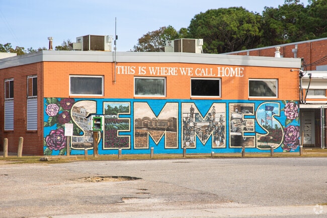 Pamona residents have quick access to the many amenities in Semmes, Alabama.