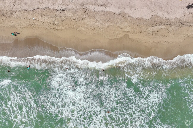 Sun and fun at Riviera Beach is in close proximity to Mangonia Park.