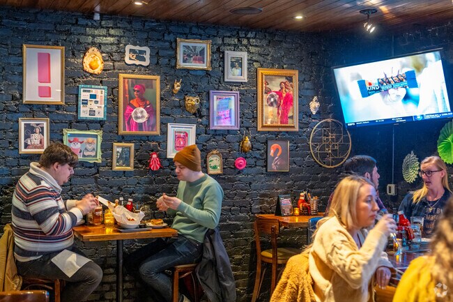 Halsey's is an easygoing pub with craft beers & comfort eats for Astoria locals to enjoy.