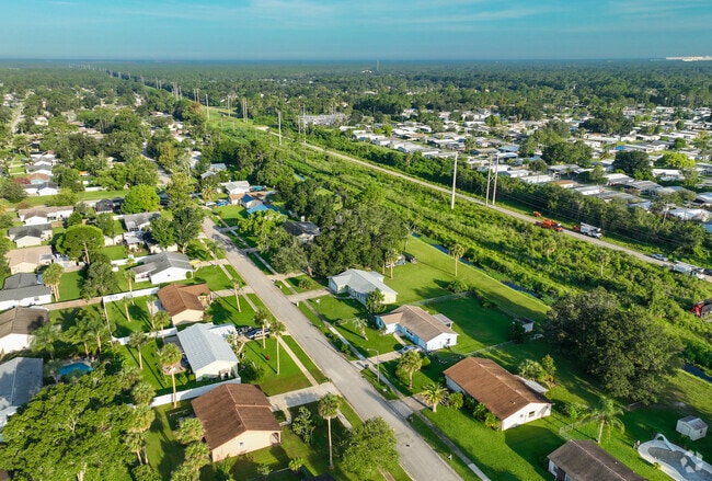 Cozy streets but still not far from retail and shopping, Willow Run is in beautiful Port Orange.