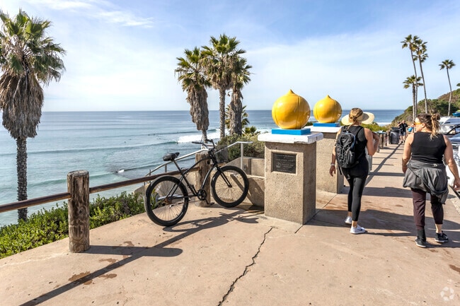 Encinitas Neighborhood walkway with lemons on top of column.