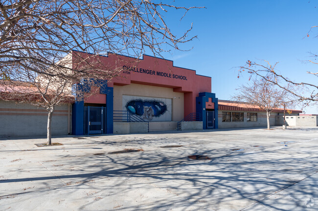 The student-teacher ratio at Challenger Middle School is 27:1.
