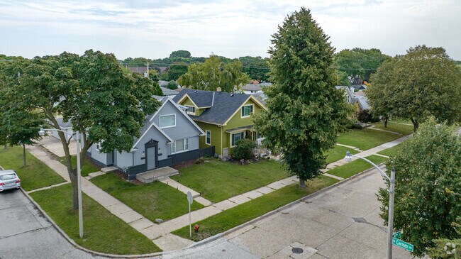 Cape Cod-style houses are sprinkled throughout the Silver Swan neighborhood.