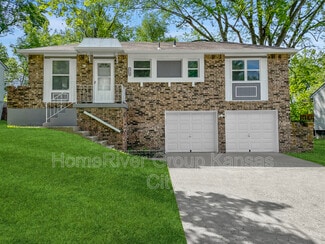 2720 NW Castle Dr, Blue Springs, MO 64015