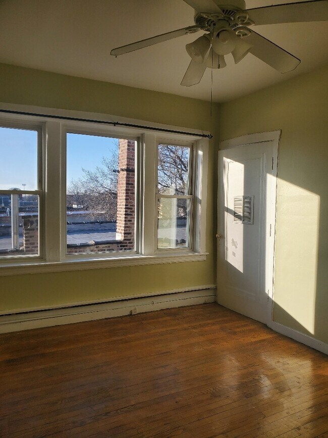 5131 W Roscoe St Unit 2, Chicago, IL 60641