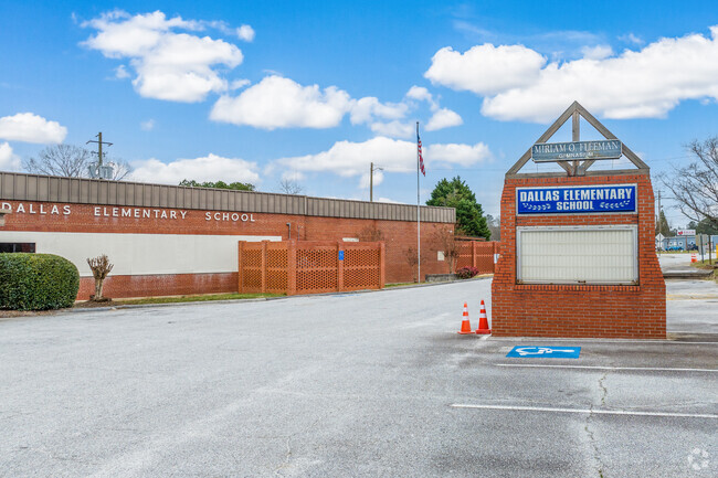 Dallas Elementary School has a student-teacher ratio of 14 to 1.