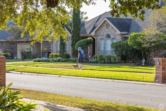 Bois De Lafayette has wide sidewalks winding all though the neighborhood.
