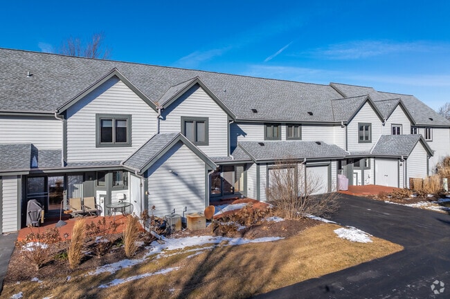 A few condo developments in Muskego also take advatage of the beautiful lake.