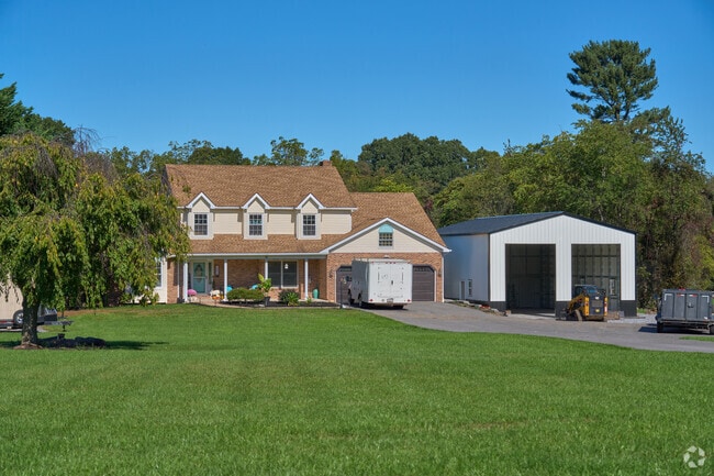 Colonial Revival homes with large lots are common in Ringgold, Waynesboro.