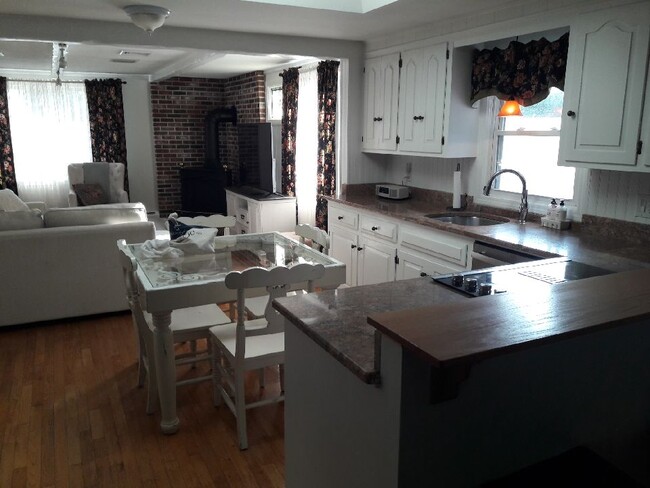 kitchen/dining area