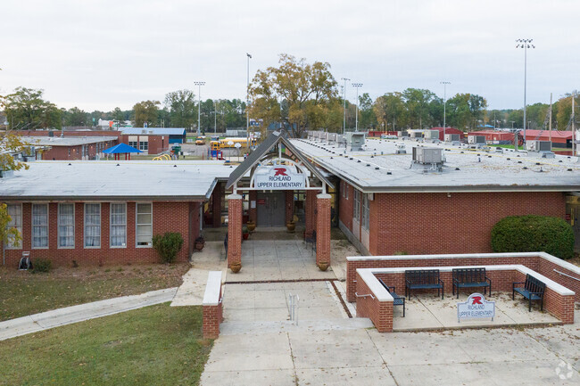 Richland Upper Elementary School enrolls over 511 students per year in Richland.