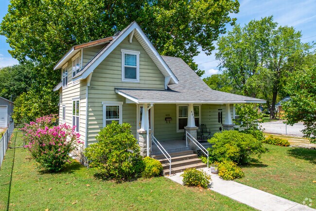 Columbus grows slowly, preserving its quiet character and tree‑lined residential lanes.