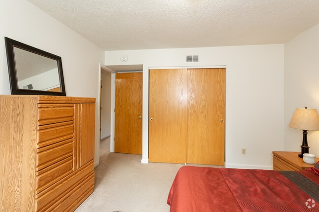 2BR, 1BA - 810 SF - Bedroom