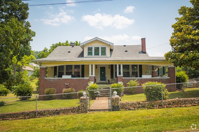 Low-slung rooflines and deep porches are a common sight in Cedar Hill.
