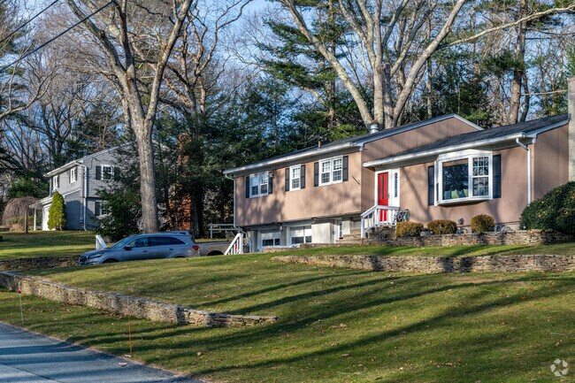 Split-Level Homes in the Nichols Corner Neighborhood