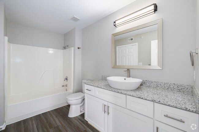 3BR, 2BA - 1150SF - Bathroom